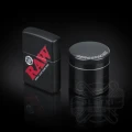 Benzynowa zapalniczka ZIPPO × RAW Black (czarna) + młynek Aerospaced gratis