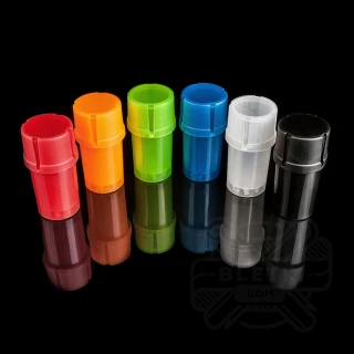 Plastikowy młynek (grinder) z pojemnikiem (różne kolory)