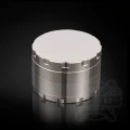 Metalowy młynek (grinder) 62 mm - 4 częściowy z magnesem (srebrny)