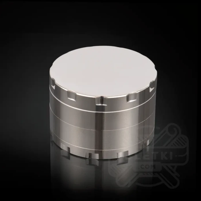 Metalowy młynek (grinder) 62 mm - 4 częściowy z magnesem (srebrny)