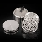 Metalowy młynek (grinder) 62 mm - 4 częściowy z magnesem (srebrny)